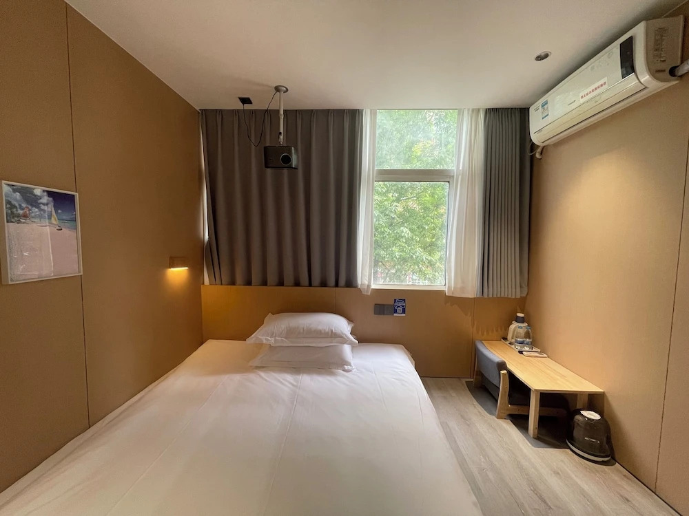 Шанхай: Captain No. 5 Youth Hotel