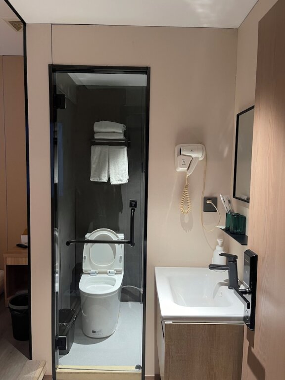 Шанхай: Captain No. 5 Youth Hotel