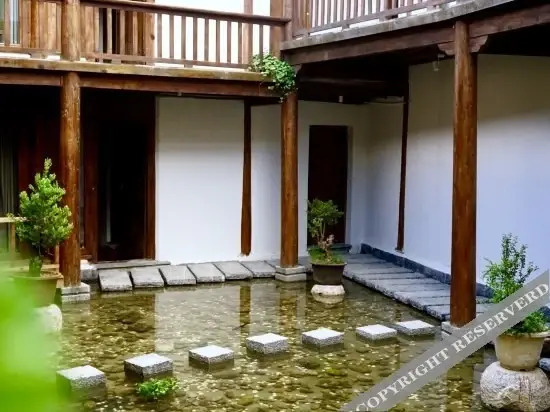 Шангри-Ла: Black and White Tibetan Culture Boutique Inn