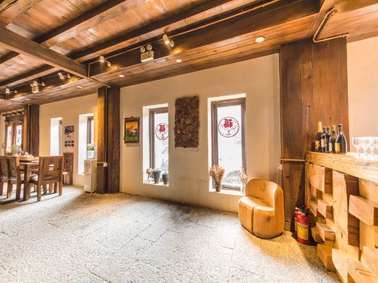 Шангри-Ла: Black and White Tibetan Culture Boutique Inn