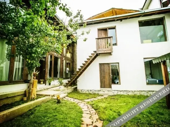 Шангри-Ла: Black and White Tibetan Culture Boutique Inn