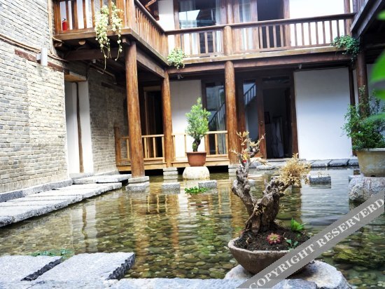 Шангри-Ла: Black and White Tibetan Culture Boutique Inn
