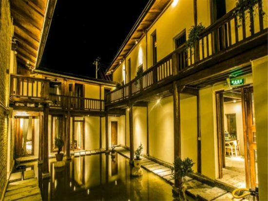 Шангри-Ла: Black and White Tibetan Culture Boutique Inn
