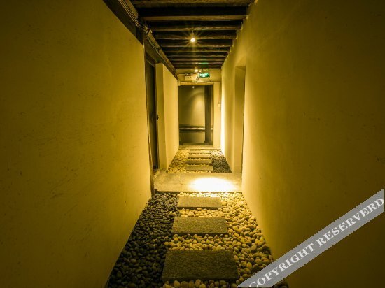 Шангри-Ла: Black and White Tibetan Culture Boutique Inn