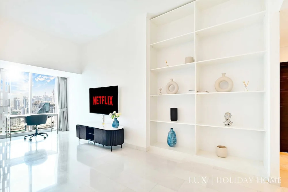 Дубай: LUX  Cayan Superior Suite 4 Dubai Marina
