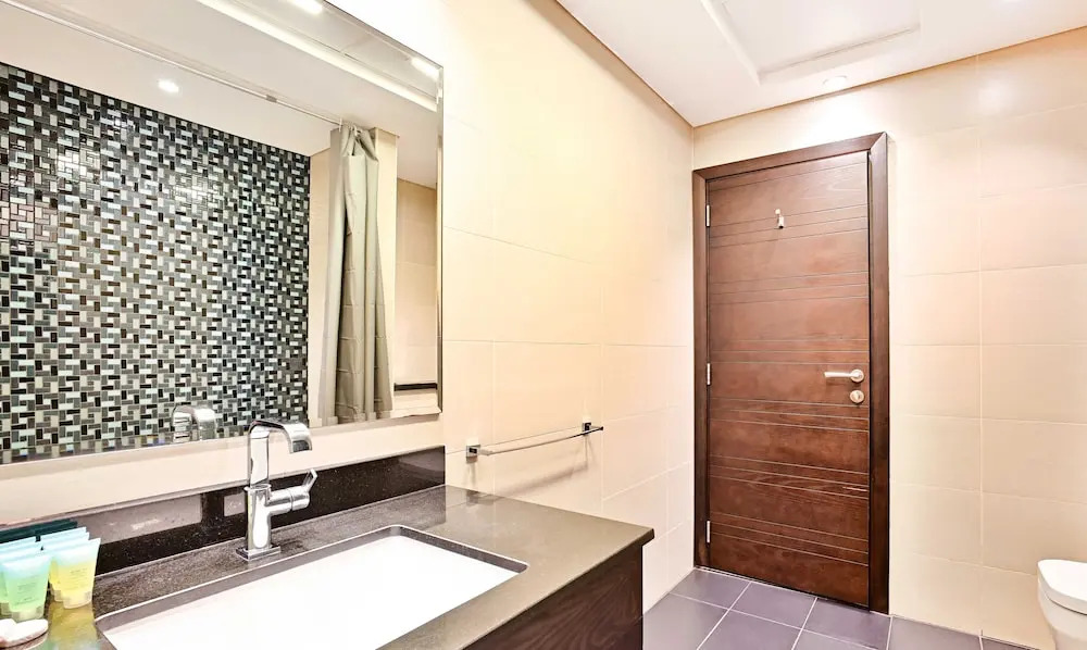 Дубай: LUX  Cayan Superior Suite 4 Dubai Marina