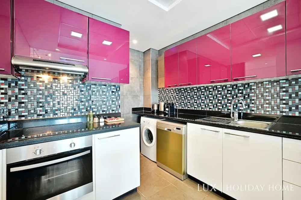 Дубай: LUX  Cayan Superior Suite 4 Dubai Marina