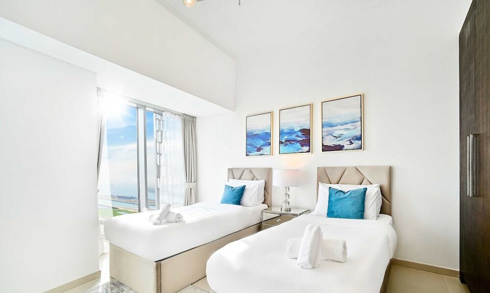 Дубай: LUX  Cayan Superior Suite 4 Dubai Marina