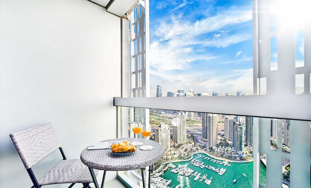Дубай: LUX  Cayan Superior Suite 4 Dubai Marina