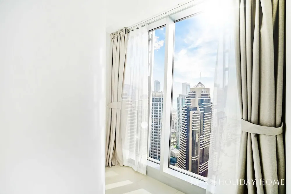 Дубай: LUX  Cayan Superior Suite 4 Dubai Marina