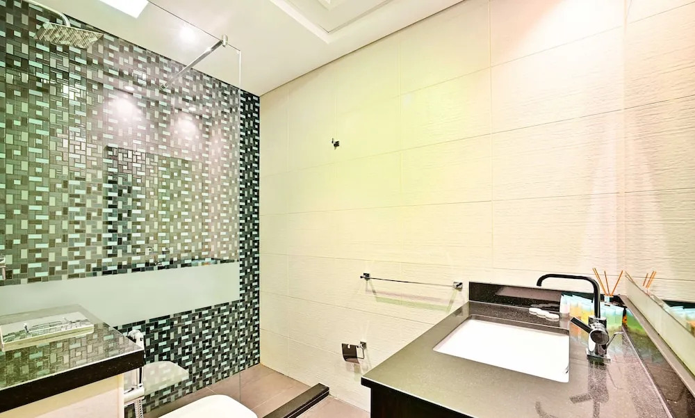 Дубай: LUX  Cayan Superior Suite 4 Dubai Marina