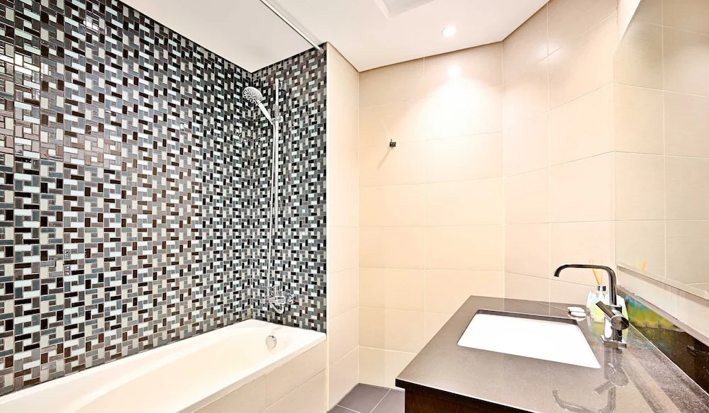Дубай: LUX  Cayan Superior Suite 4 Dubai Marina