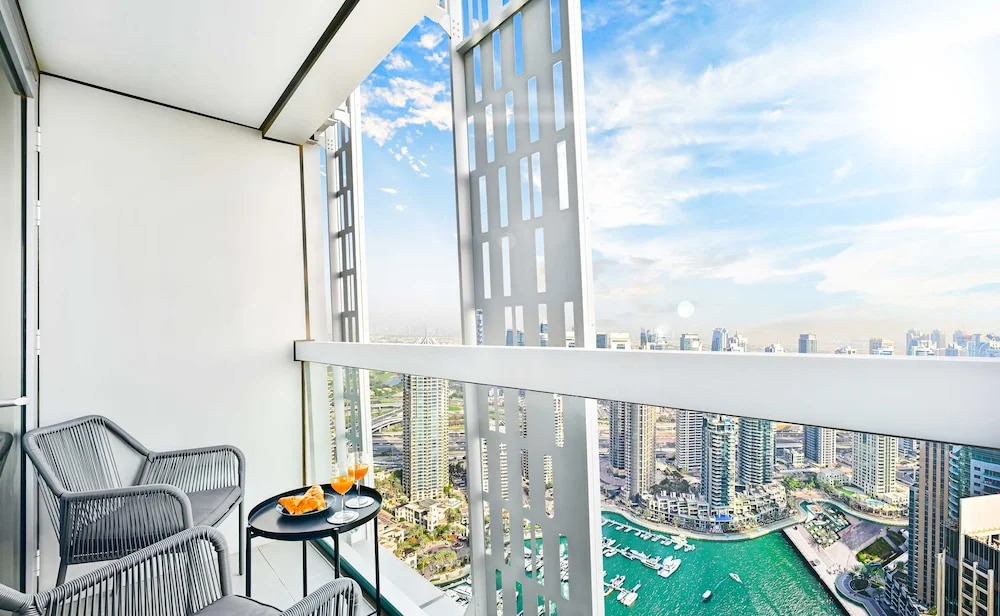Дубай: LUX  Cayan Superior Suite 4 Dubai Marina