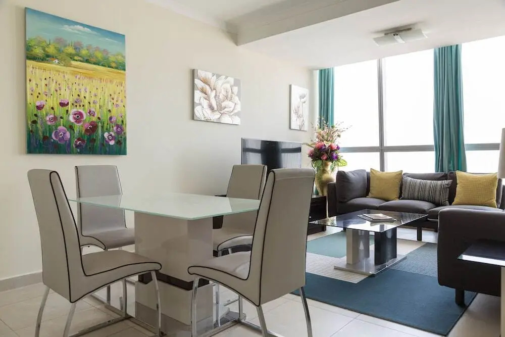 Дубай: Global Lake View by HiGuests Vacation Homes