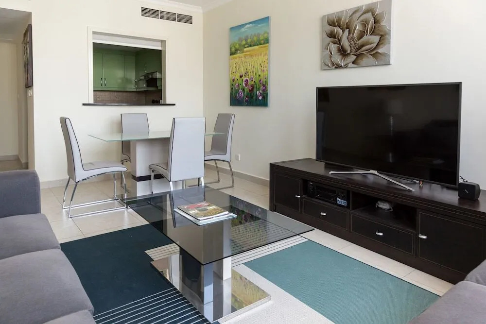 Дубай: Global Lake View by HiGuests Vacation Homes