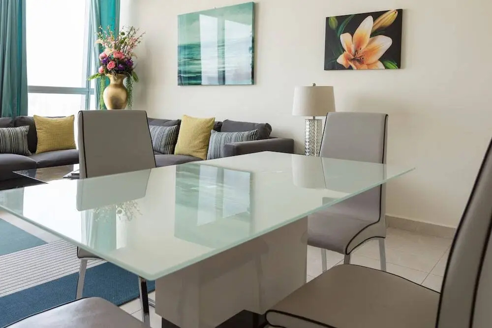 Дубай: Global Lake View by HiGuests Vacation Homes