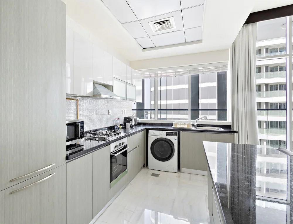 Дубай: WelHome - Opulent Retreat With Panoramic Cityscape Views