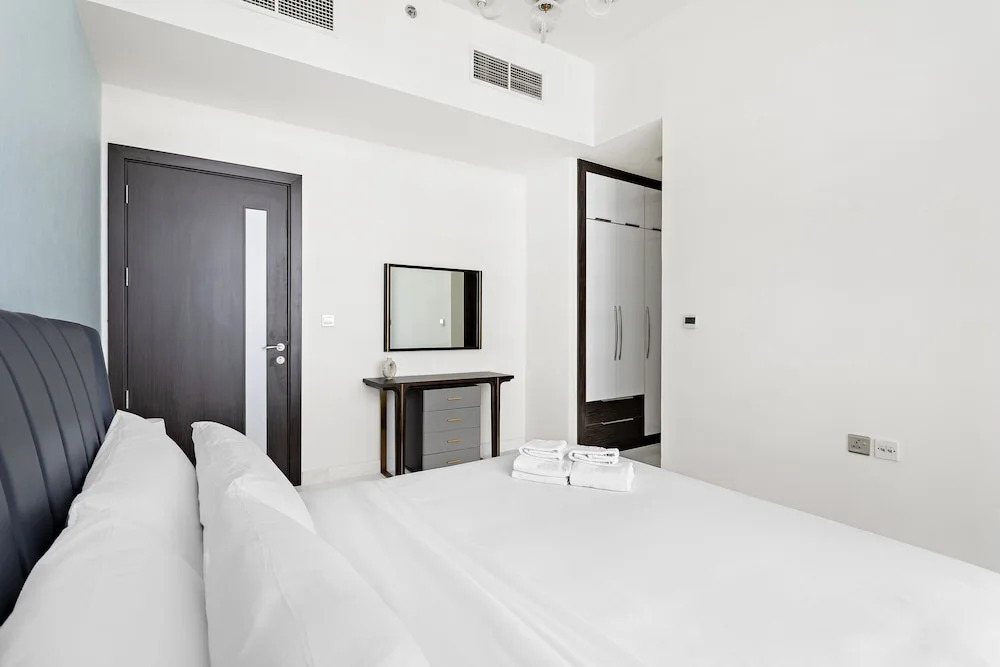 Дубай: WelHome - Opulent Retreat With Panoramic Cityscape Views
