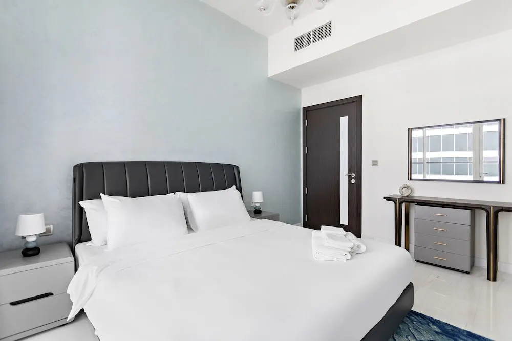 Дубай: WelHome - Opulent Retreat With Panoramic Cityscape Views