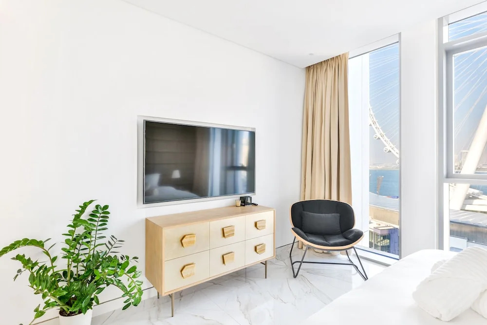 Дубай: Luxury Beachfront 2BR w Stunning SeaView