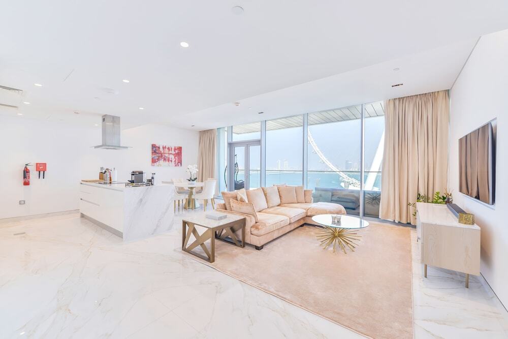 Дубай: Luxury Beachfront 2BR w Stunning SeaView