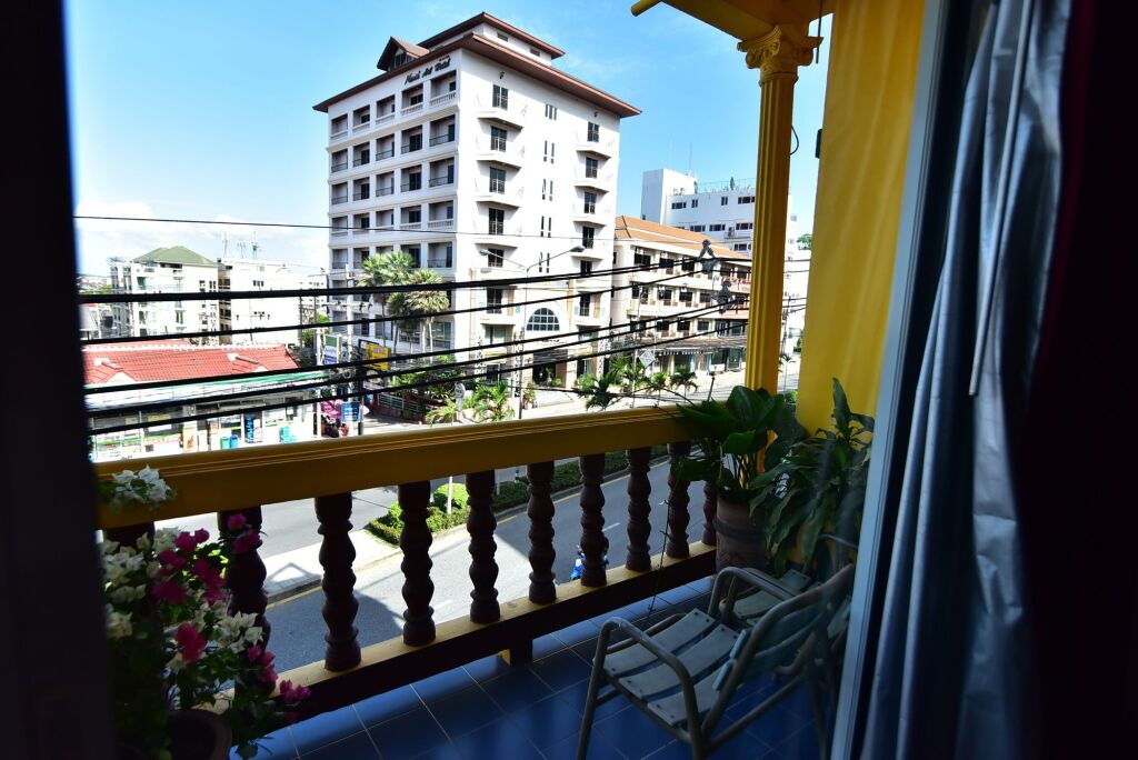 Паттайя: Enjoy Andre Restaurant & Room