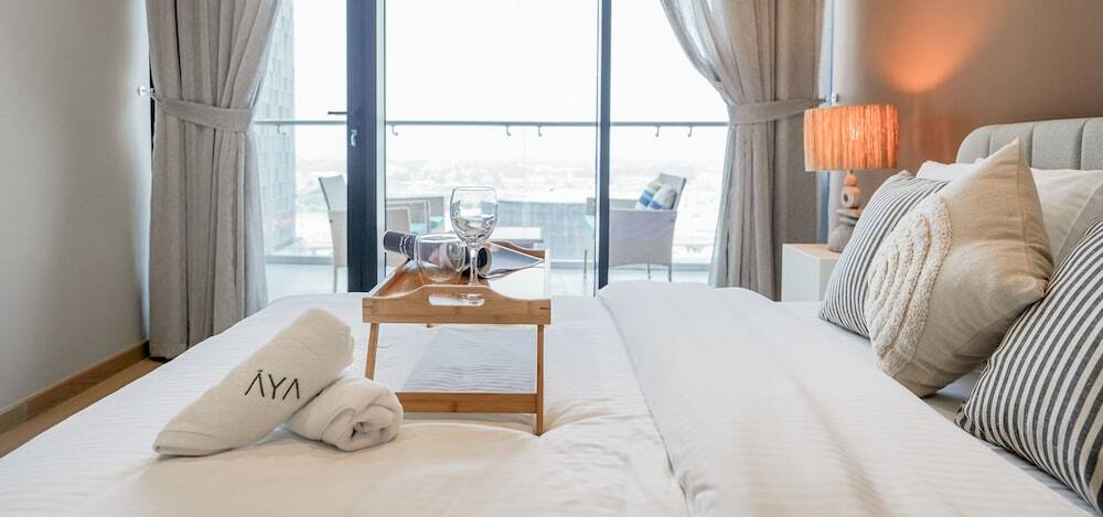 Дубай: Aya - Cozy 1BR Apartment with Panoramic City Views