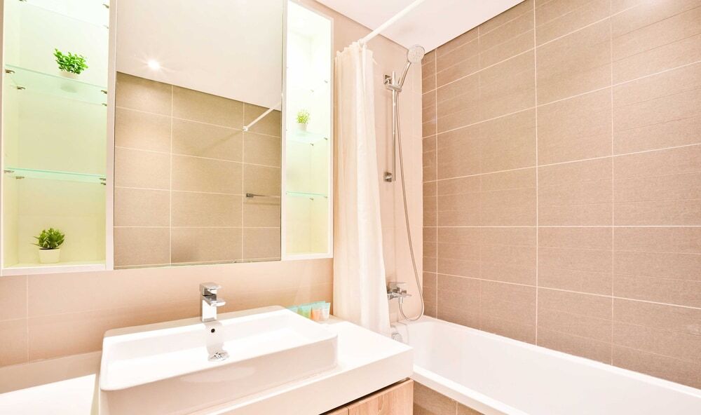 Дубай: LUX  Contemporary Marina Sea View Suite