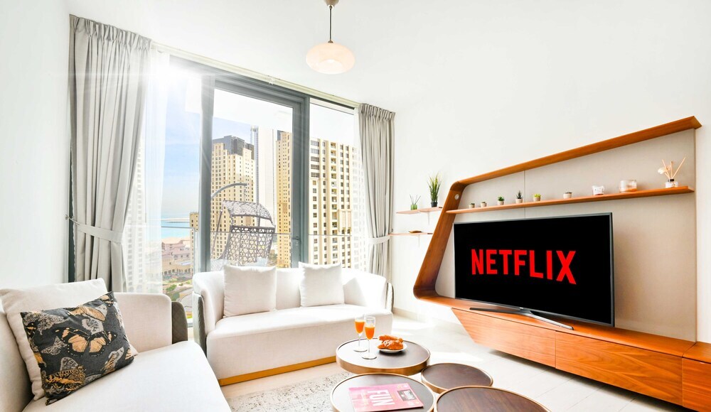 Дубай: LUX  Contemporary Marina Sea View Suite