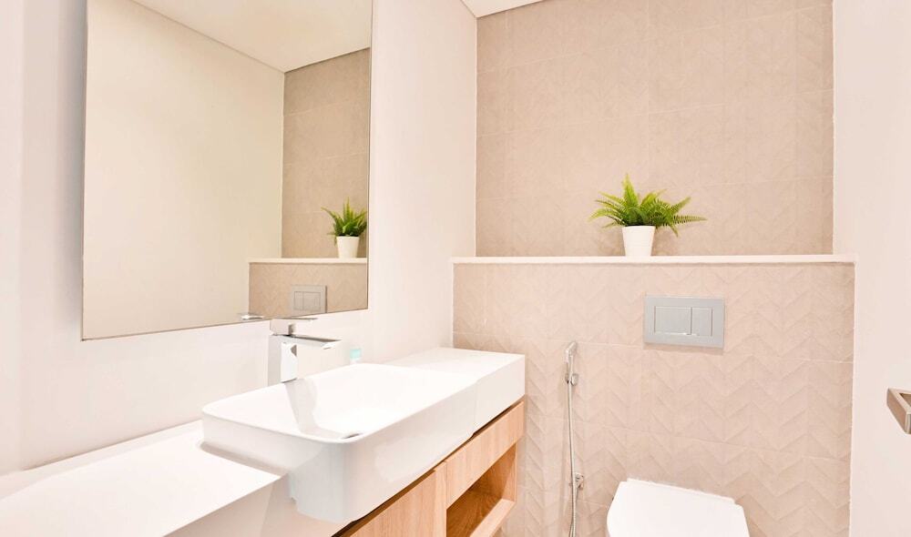 Дубай: LUX  Contemporary Marina Sea View Suite