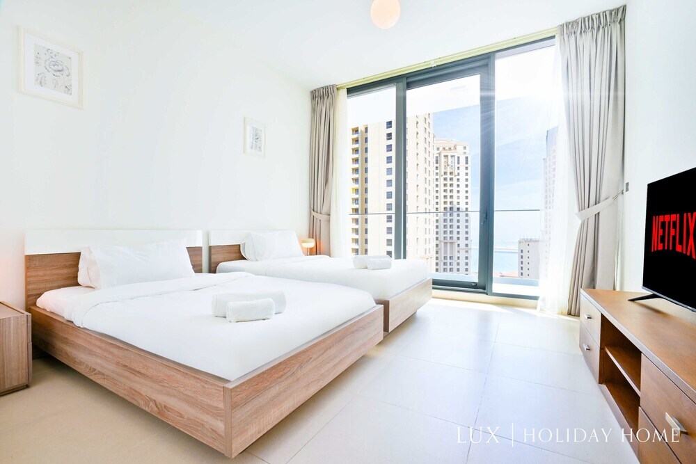 Дубай: LUX  Contemporary Marina Sea View Suite