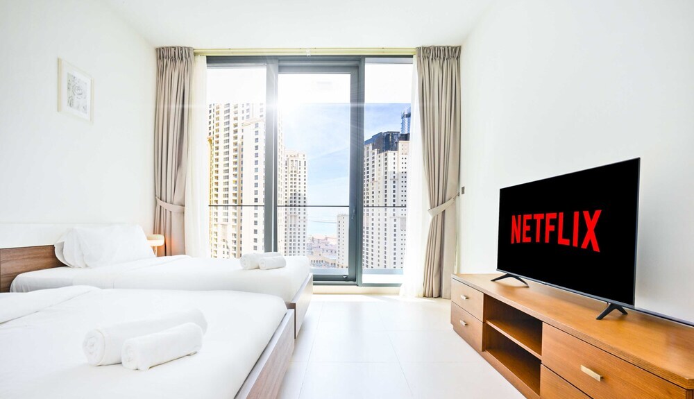 Дубай: LUX  Contemporary Marina Sea View Suite