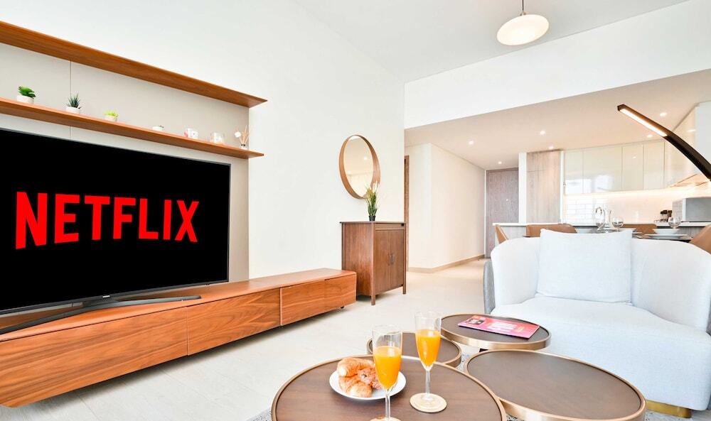Дубай: LUX  Contemporary Marina Sea View Suite