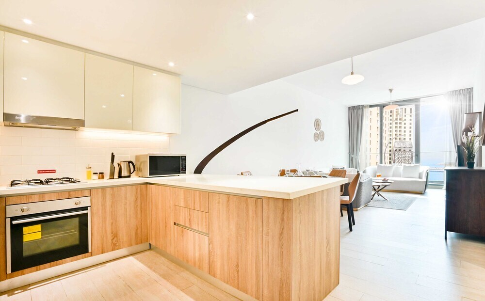 Дубай: LUX  Contemporary Marina Sea View Suite