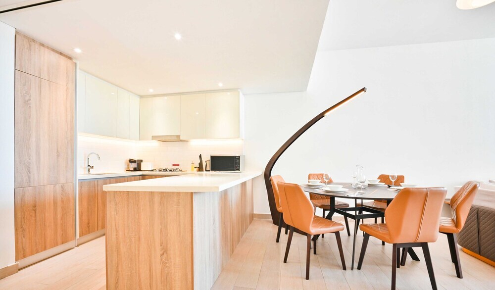 Дубай: LUX  Contemporary Marina Sea View Suite