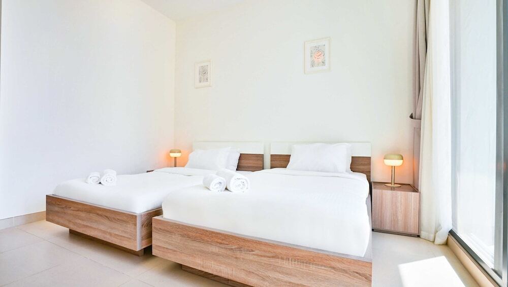 Дубай: LUX  Contemporary Marina Sea View Suite