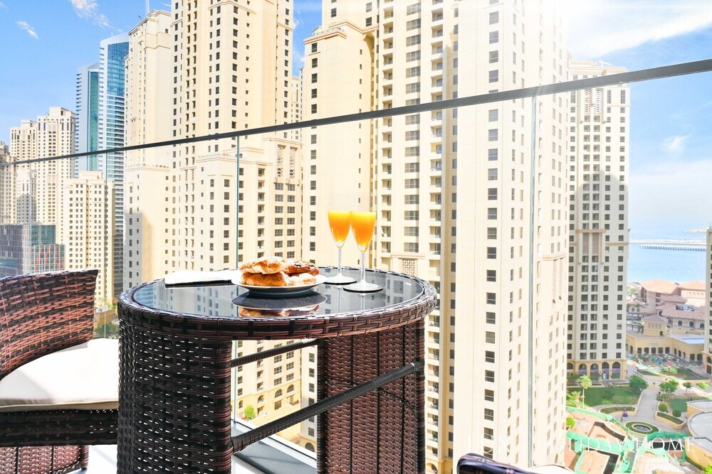 Дубай: LUX  Contemporary Marina Sea View Suite