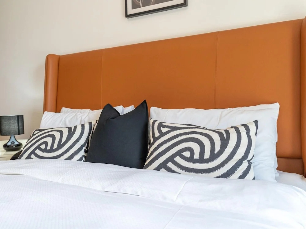 Дубай: 1BR Dlx City View Near Dubai Mall by Belvilla