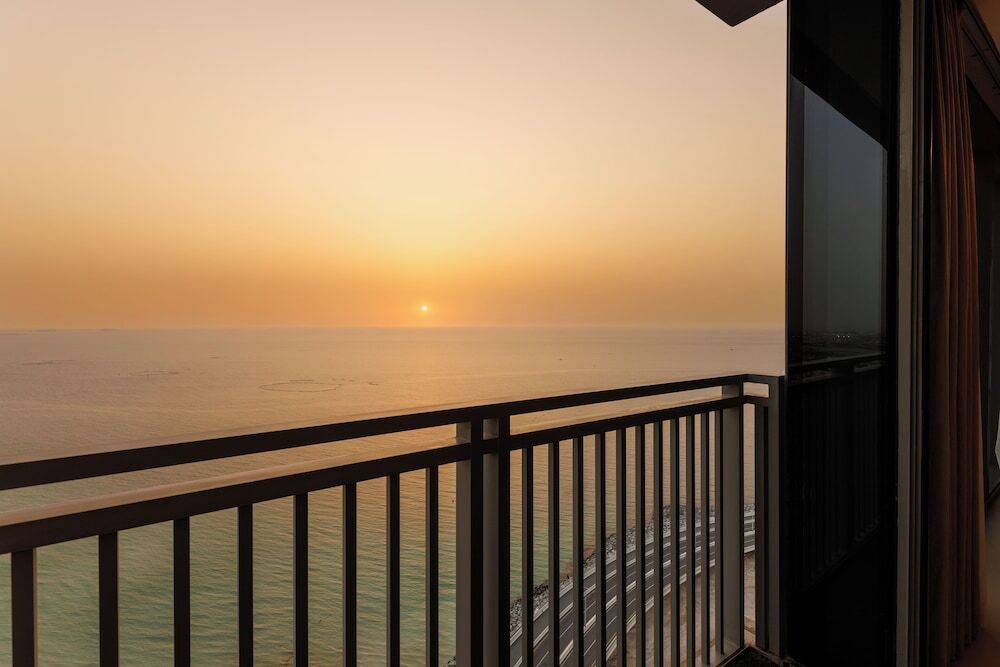 Дубай: Waves - Spectacular Seaside Retreat Apt With Views