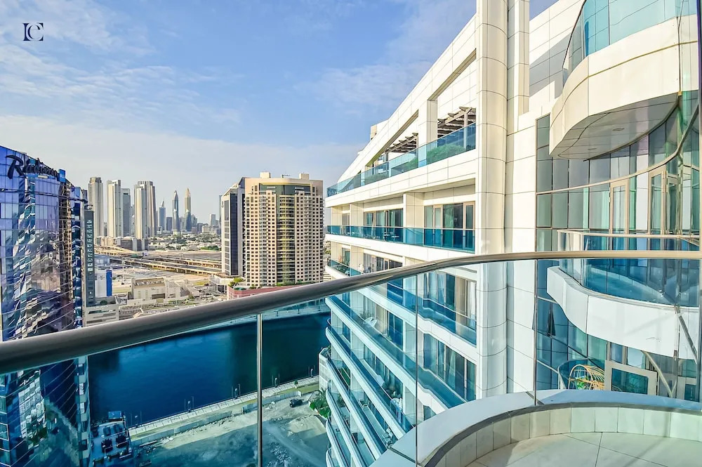 Дубай: Stylish 1BR with Skyline View - THE BAY