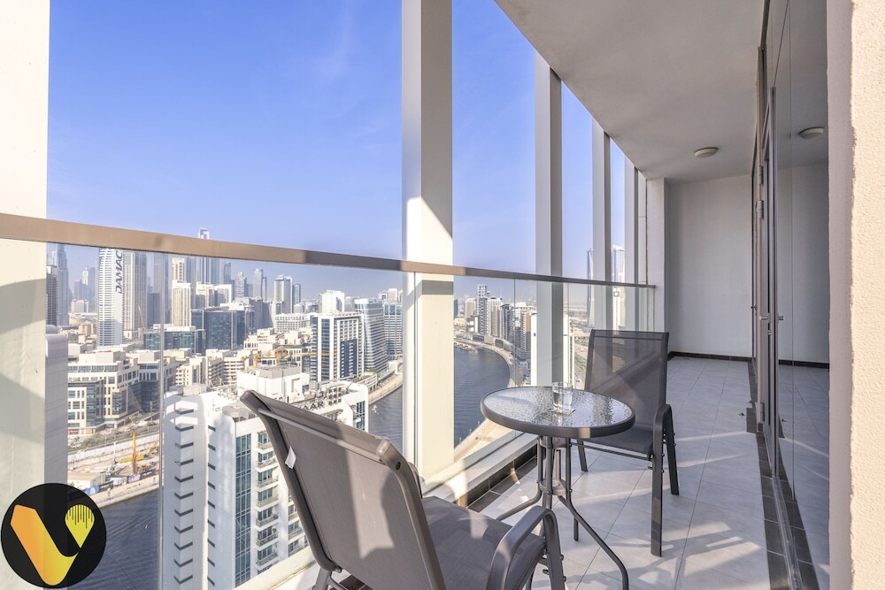 Дубай: Bayz Burj Khalifa Views near Dubai Mall