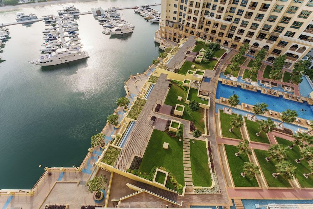 Дубай: Maison Privee - High-End Palm Apt w/ Picturesque Seafront Views