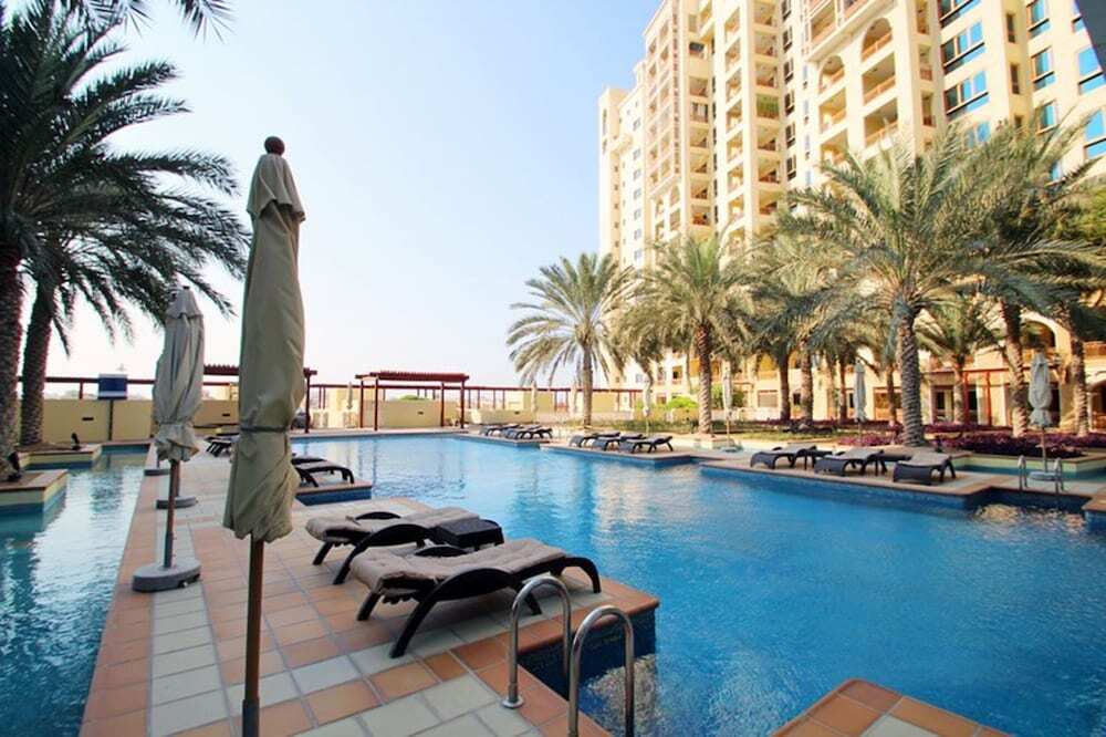 Дубай: Maison Privee - High-End Palm Apt w/ Picturesque Seafront Views