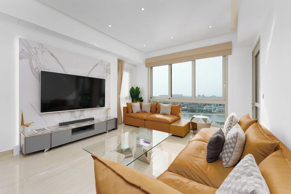 Дубай: Maison Privee - High-End Palm Apt w/ Picturesque Seafront Views