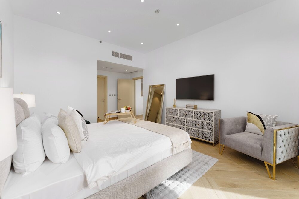 Дубай: Maison Privee - High-End Palm Apt w/ Picturesque Seafront Views