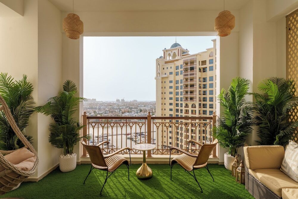 Дубай: Maison Privee - High-End Palm Apt w/ Picturesque Seafront Views