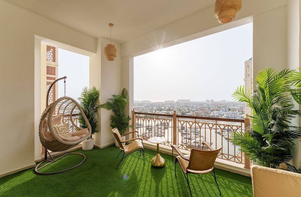 Дубай: Maison Privee - High-End Palm Apt w/ Picturesque Seafront Views
