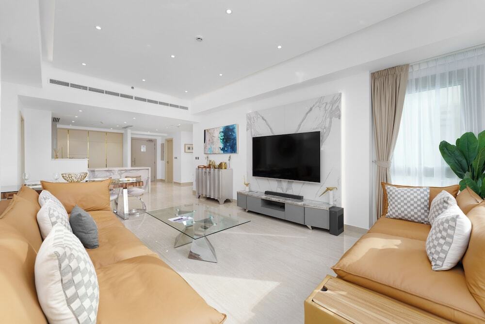 Дубай: Maison Privee - High-End Palm Apt w/ Picturesque Seafront Views