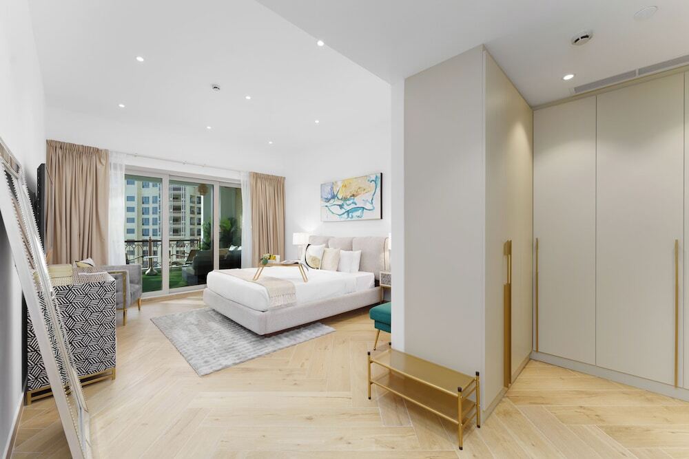 Дубай: Maison Privee - High-End Palm Apt w/ Picturesque Seafront Views