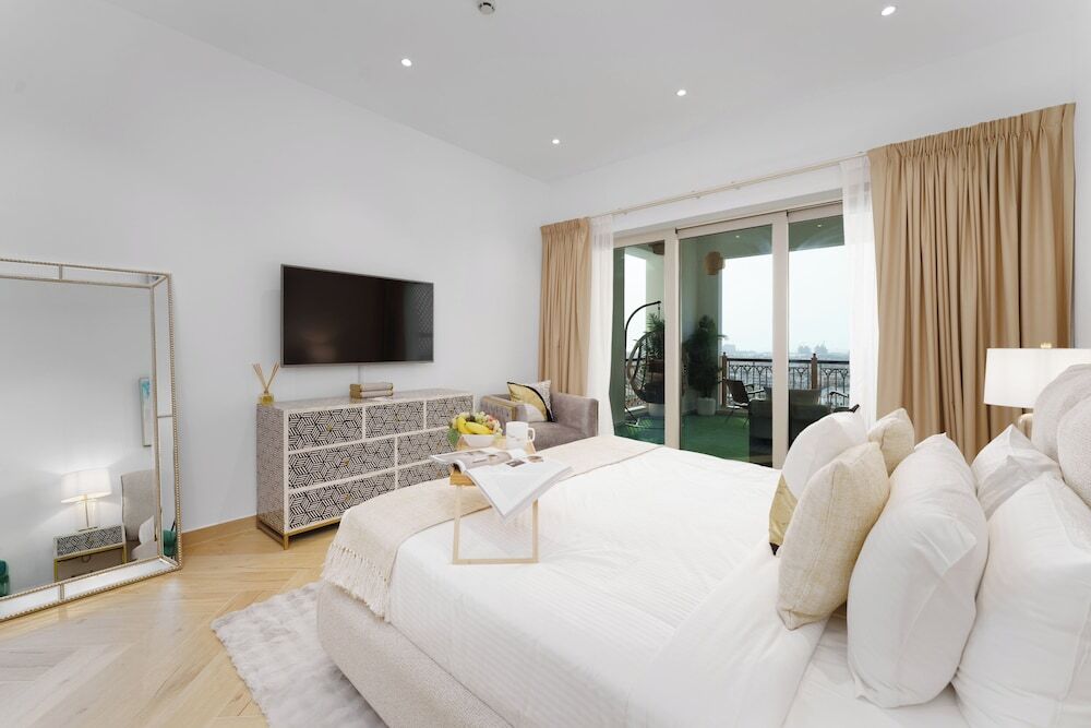 Дубай: Maison Privee - High-End Palm Apt w/ Picturesque Seafront Views